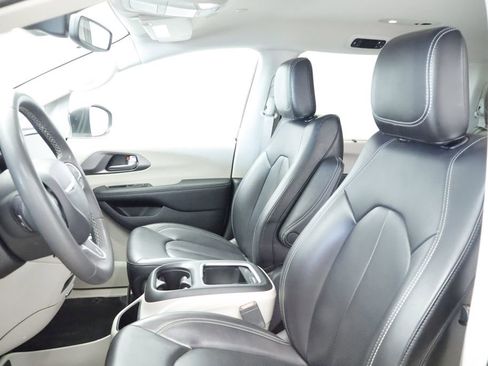 Certified 2023 Chrysler Pacifica Touring-L FWD image 29