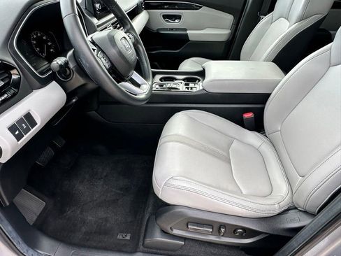 Used 2025 Honda Pilot Touring image 6
