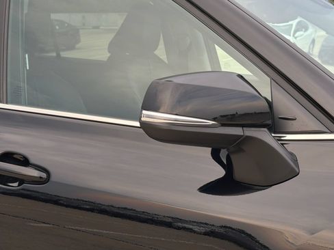 Used 2024 Toyota Highlander XLE AWD/4WD image 9