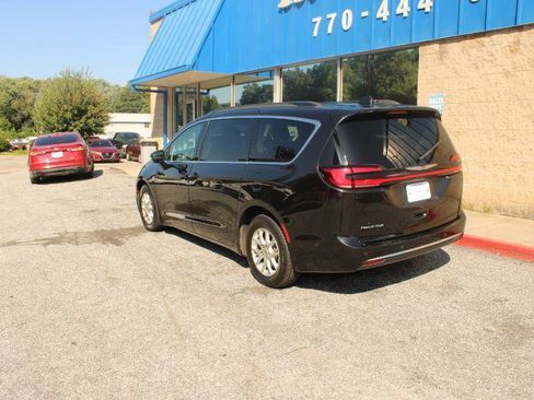 Used 2022 Chrysler Pacifica Touring-L w/ Uconnect Theater Family Group FWD image 4