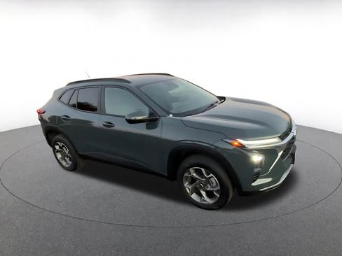 Used 2025 Chevrolet Trax LT w/ LT Convenience Package image 2