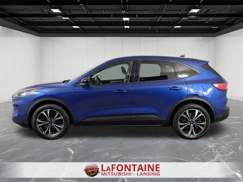 Used 2022 Ford Escape SE w/ SE Sport Appearance Package image 4