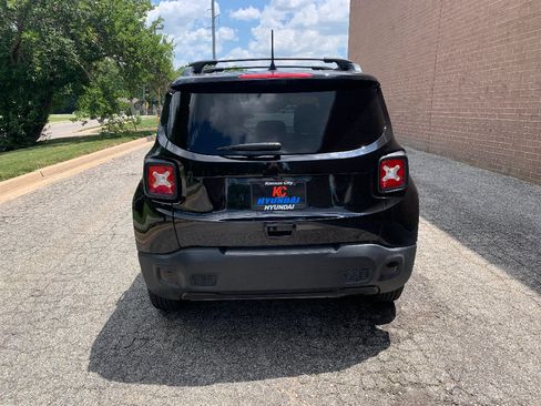 Used 2021 Jeep Renegade Latitude AWD/4WD image 4