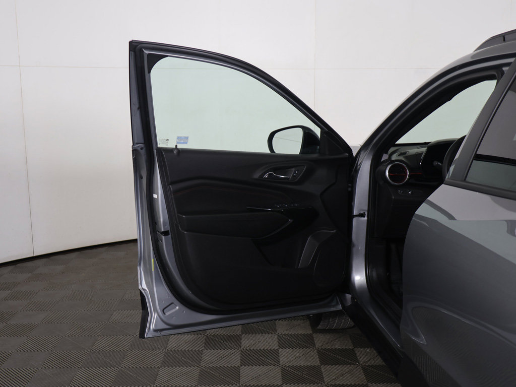 Used 2025 Chevrolet Trax RS FWD image 16