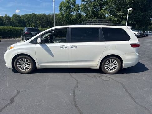Used 2015 Toyota Sienna XLE Premium FWD image 9