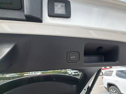 Used 2024 Chevrolet Equinox EV LT FWD image 21