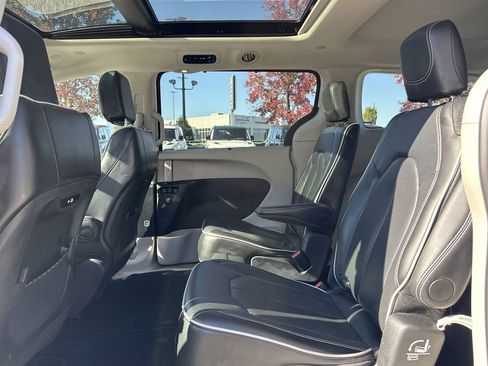 Used 2024 Chrysler Pacifica Limited image 14