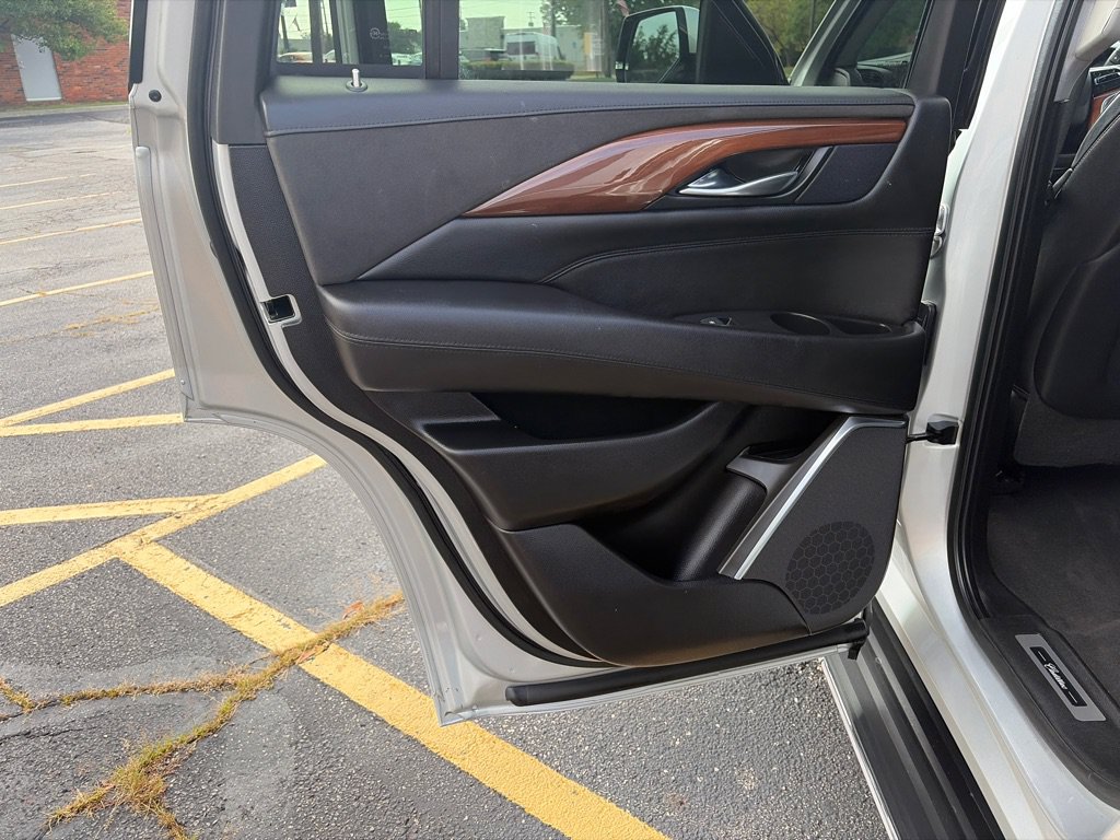 Used 2018 Cadillac Escalade Luxury AWD/4WD image 26