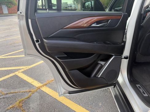 Used 2018 Cadillac Escalade Luxury AWD/4WD image 26