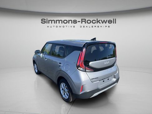 Used 2025 Kia Soul LX w/ LX Technology Package FWD image 3