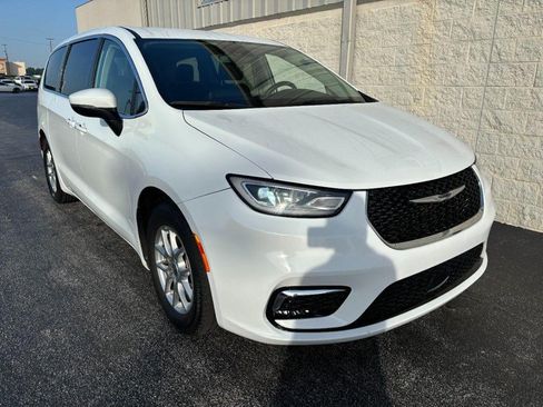 Used 2023 Chrysler Pacifica Touring-L FWD image 2