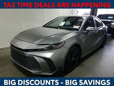 Used 2025 Toyota Camry SE image 1