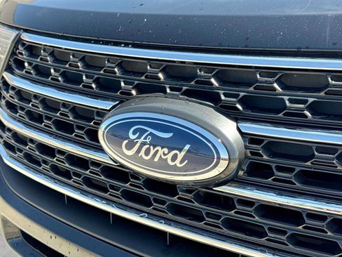 Used 2022 Ford Explorer XLT w/ Equipment Group 202A AWD/4WD image 11