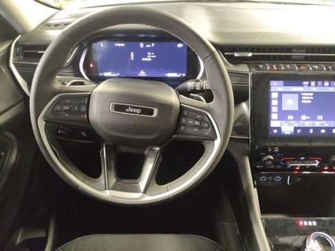Used 2023 Jeep Grand Cherokee Laredo RWD image 22