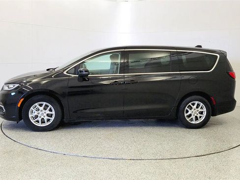 Used 2023 Chrysler Pacifica Touring-L FWD image 4