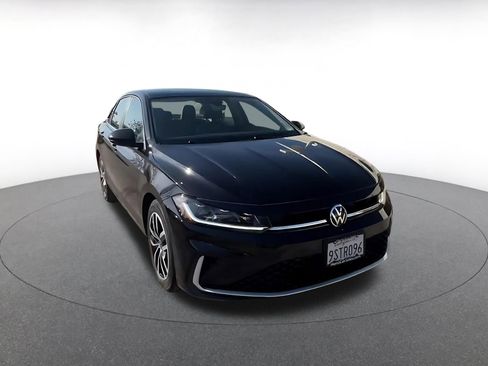 Used 2025 Volkswagen Jetta SE image 3