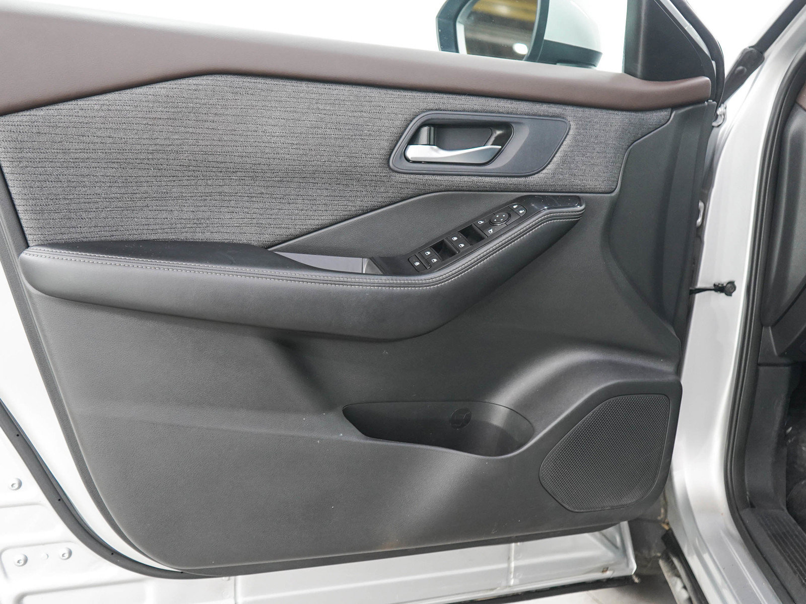 Used 2023 Nissan Rogue SV AWD/4WD image 18