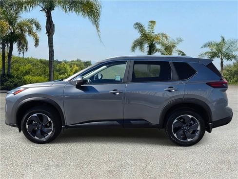 Used 2024 Nissan Rogue SV w/ SV Premium Package image 2
