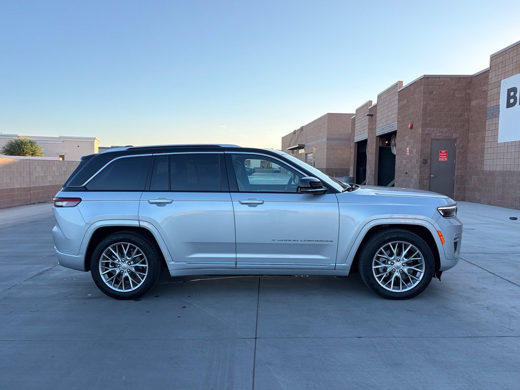 Used 2024 Jeep Grand Cherokee Summit w/ Advanced Protech Group IV AWD/4WD image 5