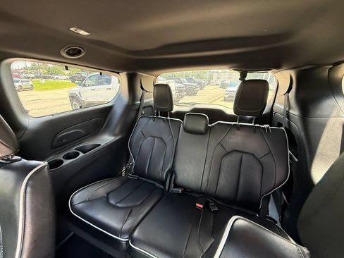 Used 2025 Chrysler Pacifica Limited FWD image 25