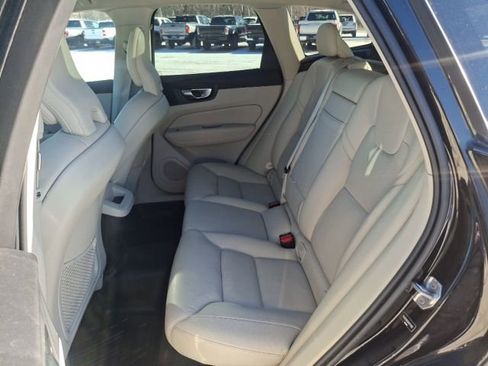 Used 2021 Volvo XC60 T6 Momentum image 28