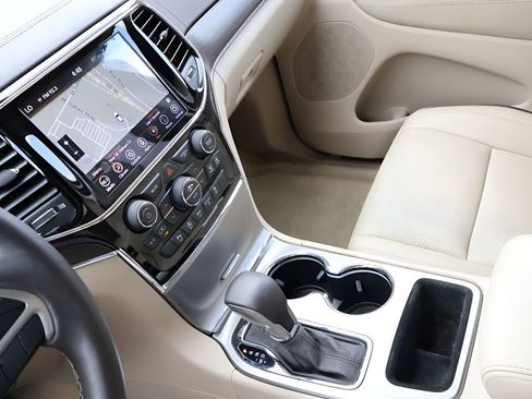 Used 2020 Jeep Grand Cherokee Overland image 19