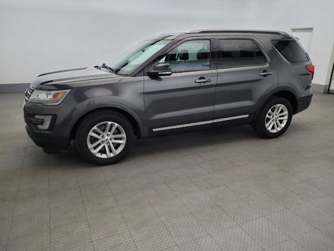 Used 2017 Ford Explorer XLT w/ Equipment Group 202A FWD image 2