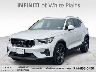Used 2023 Volvo XC40 B5 Plus image 1