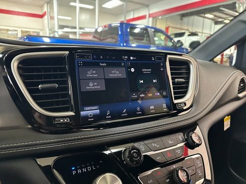 New 2026 Chrysler Pacifica Select image 21