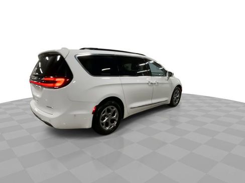 Used 2022 Chrysler Pacifica Limited image 2