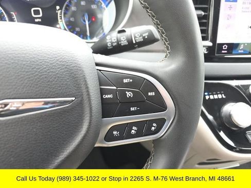 Used 2023 Chrysler Pacifica Touring-L FWD image 22