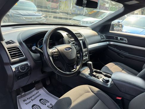 Used 2017 Ford Explorer XLT w/ Equipment Group 201A AWD/4WD image 13