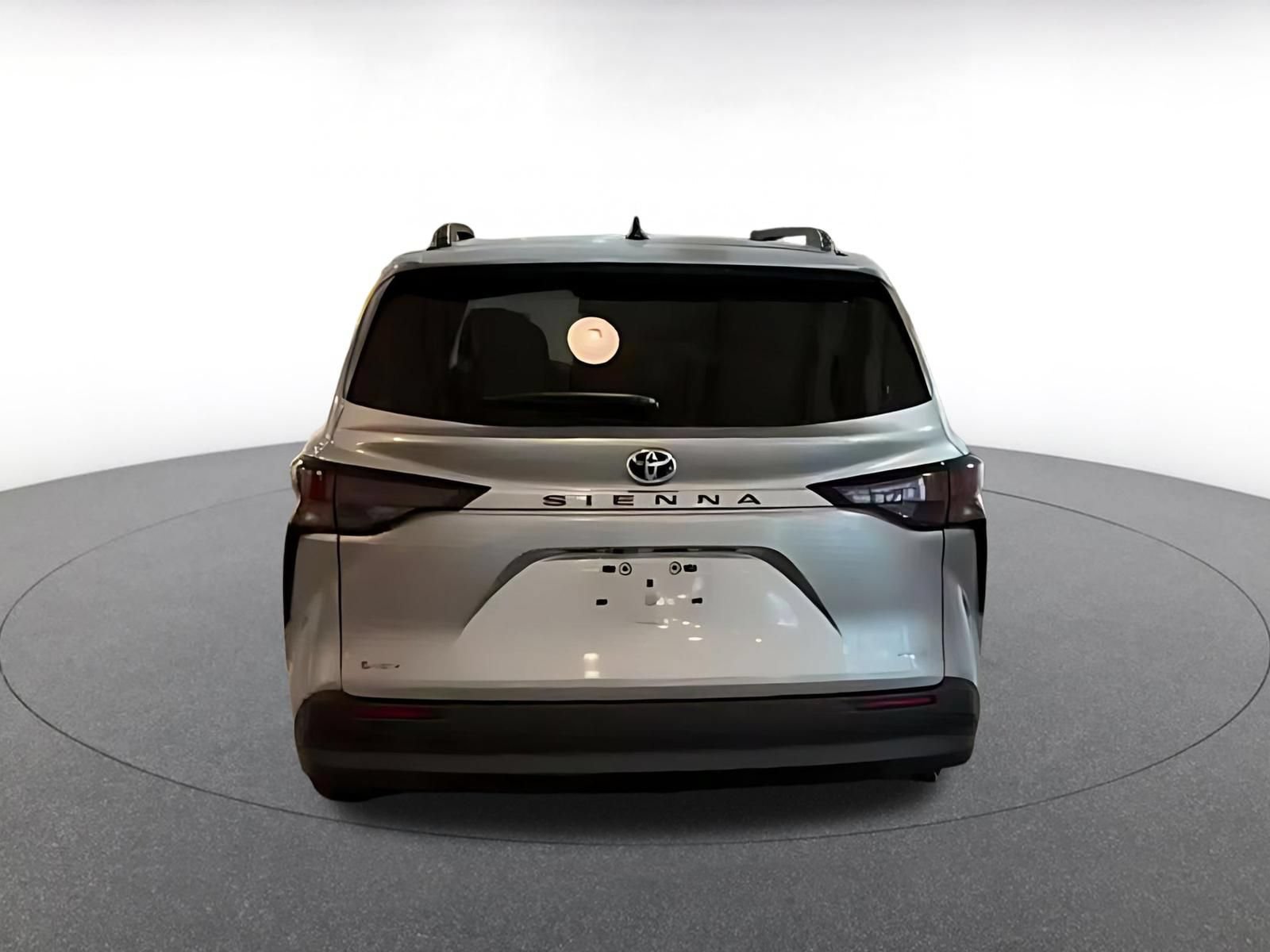 Used 2025 Toyota Sienna XLE FWD image 9