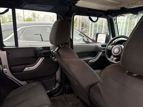 Used 2016 Jeep Wrangler Unlimited Sahara w/ Connectivity Group image 23