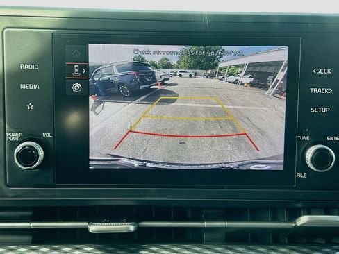 Used 2023 Kia Carnival LX FWD image 13