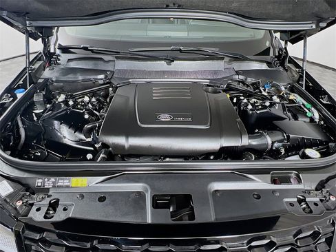 Used 2025 Land Rover Discovery Dynamic SE image 32