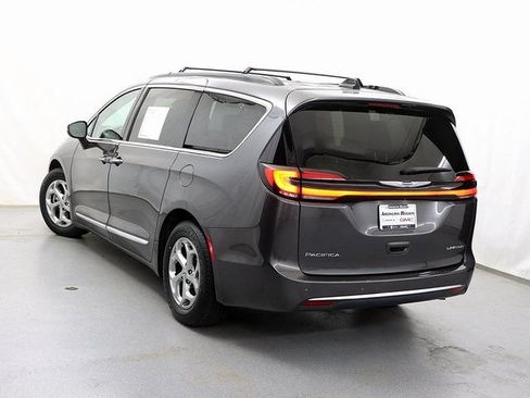 Used 2023 Chrysler Pacifica Limited FWD image 10