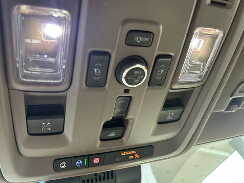 Used 2025 GMC Yukon Denali w/ Sun & Power Step Package image 17
