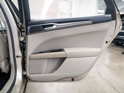 Used 2017 Ford Fusion SE image 19