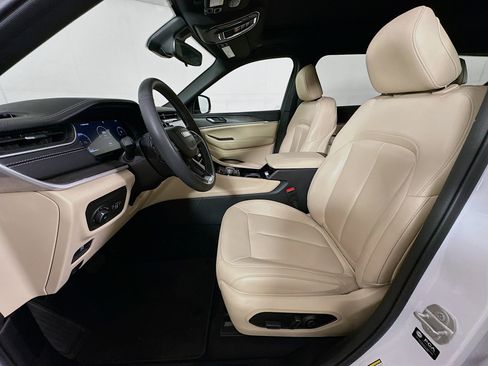 Used 2023 Jeep Grand Cherokee L Limited AWD/4WD image 13