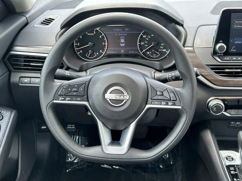 Used 2025 Nissan Altima 2.5 SV FWD image 34