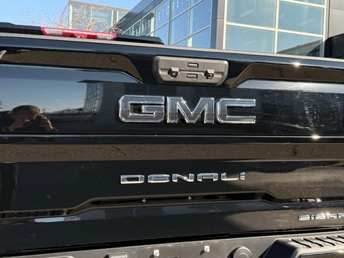 Used 2025 GMC Sierra 2500 Denali Ultimate image 12