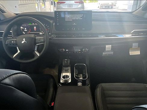 New 2025 Mitsubishi Outlander SE image 5