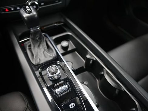 Used 2021 Volvo XC60 T6 Momentum image 31