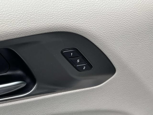 Used 2022 Chrysler Pacifica Touring-L FWD image 17