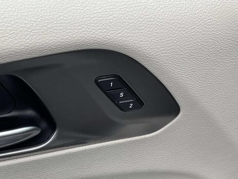 Used 2022 Chrysler Pacifica Touring-L FWD image 17