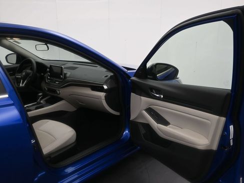 Used 2025 Nissan Altima 2.5 SV FWD image 16
