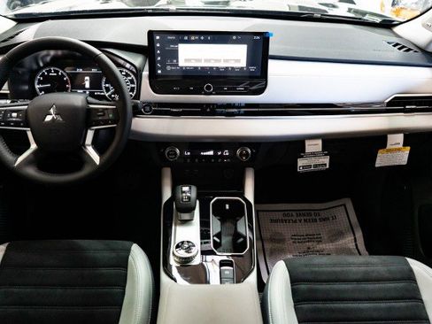 New 2025 Mitsubishi Outlander SE image 19