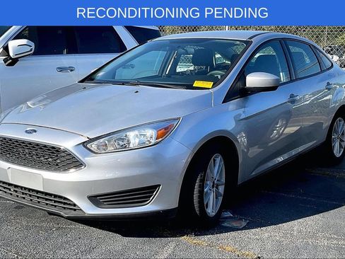 Used 2018 Ford Focus SE FWD image 2