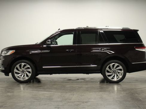 Used 2024 Lincoln Navigator Reserve image 5